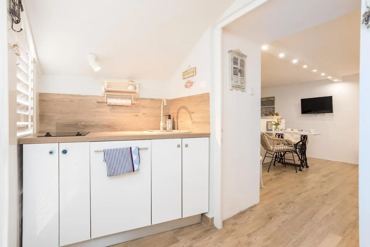 Charming Studio Apartment At House Rustica With Terrace And Nearby Parking Punat 0*,