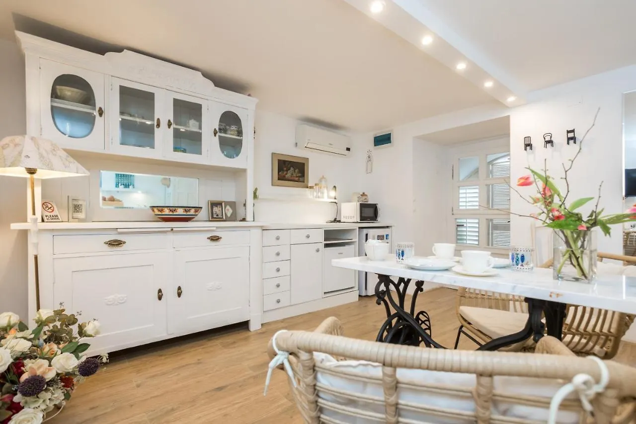 Charming Studio Apartment At House Rustica With Terrace And Nearby Parking Punat Croazia