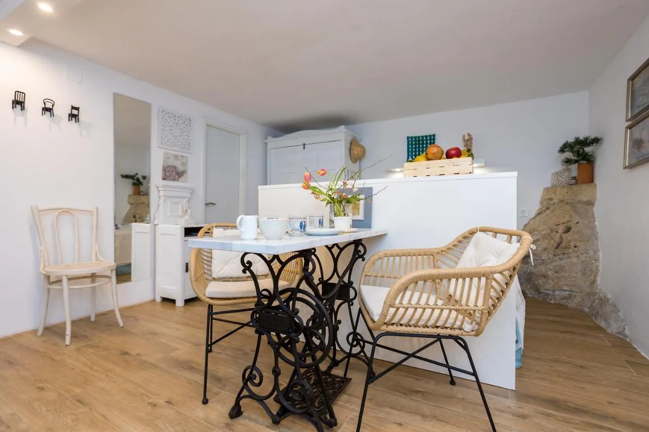 Charming Studio Apartment At House Rustica With Terrace And Nearby Parking Punat Croazia