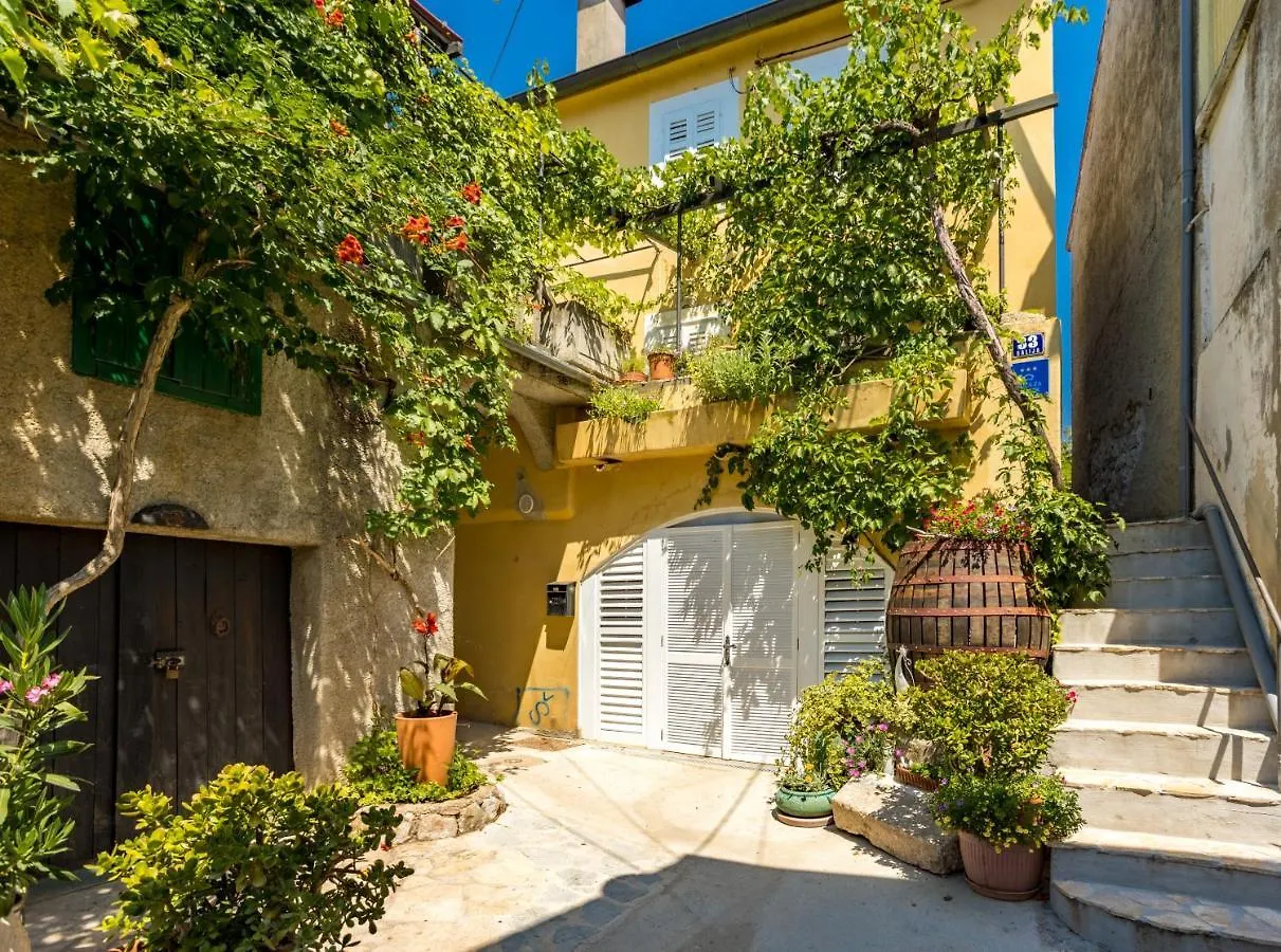 Charming Studio Apartment At House Rustica With Terrace And Nearby Parking Punat
