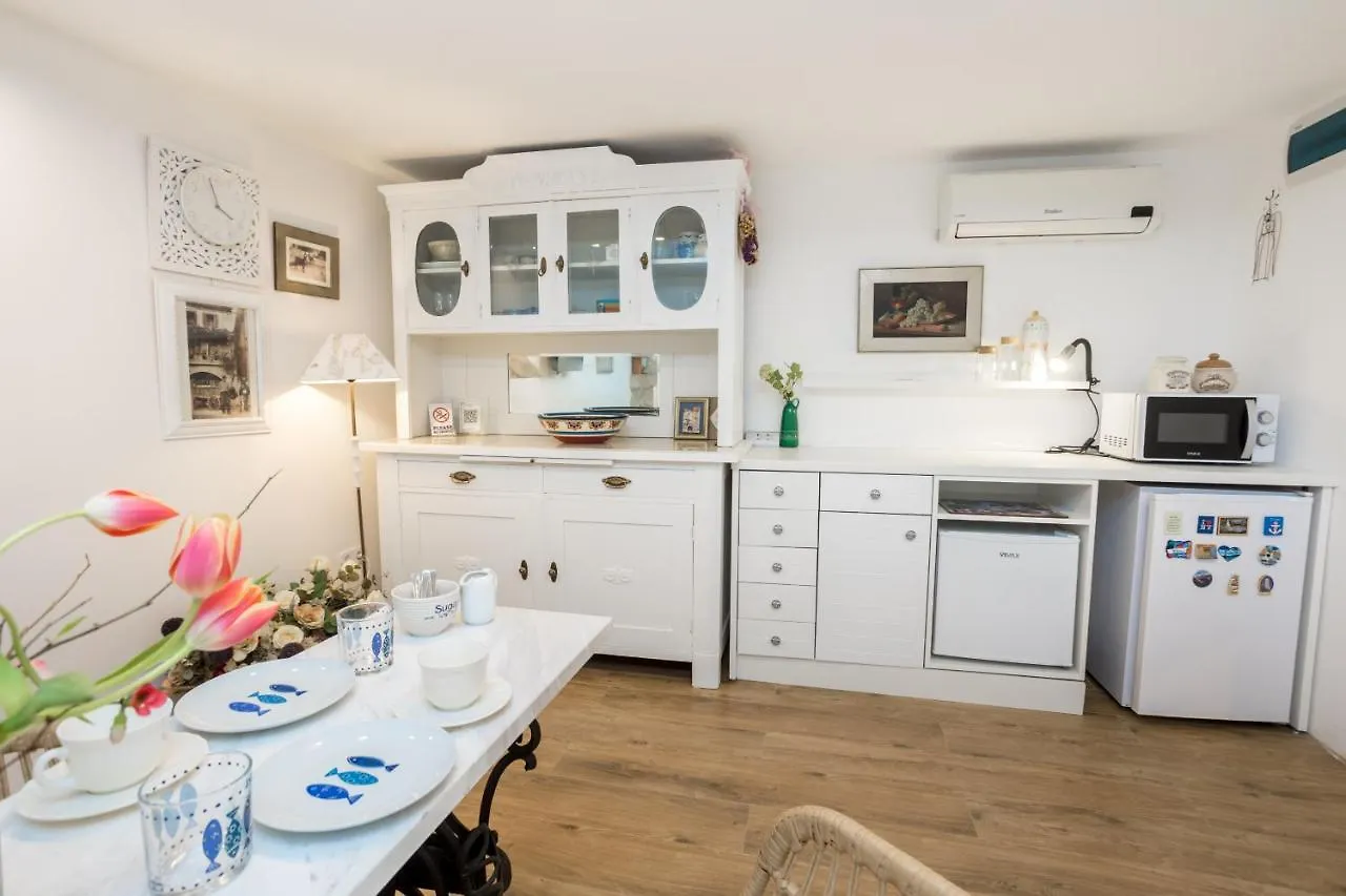 Charming Studio Apartment At House Rustica With Terrace And Nearby Parking Punat Croazia